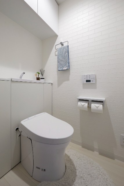 清潔感溢れるホワイトで統一したトイレ空間