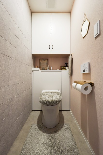 エコカラット【レイヤーミックス】を壁面に施工したトイレ