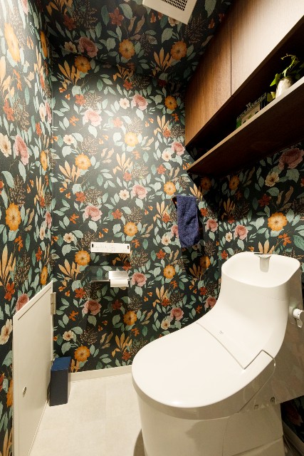 花柄の壁紙が印象的なトイレ空間