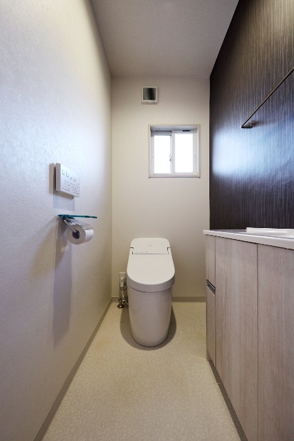 手洗いカウンター×ロータンクでスッキリ便利なトイレ空間へ（施工事例：トイレリフォーム）｜奈良市のリフォームはナサホーム