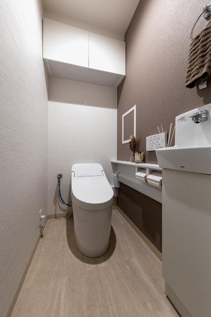 サイドスペースの手洗い器が使いやすい落ち着きのあるトイレ空間