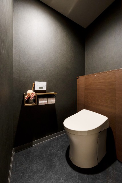 ブラックの壁紙が印象的な”和モダン”のトイレ