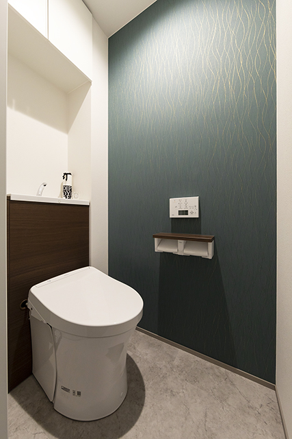 メンテナンス性も収納も叶えたシンプルなトイレ空間