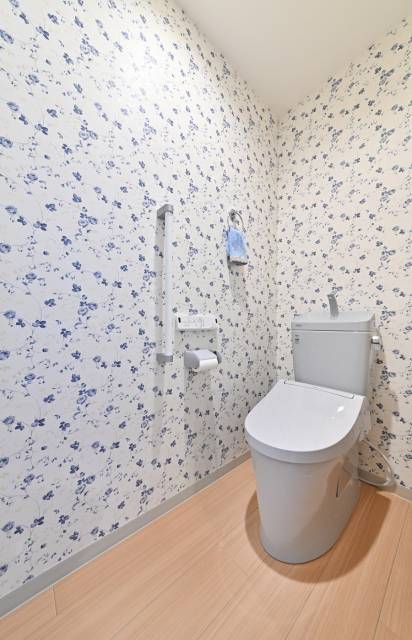 優しい色味のダマスク＆フラワーの壁紙が落ち着くトイレ空間