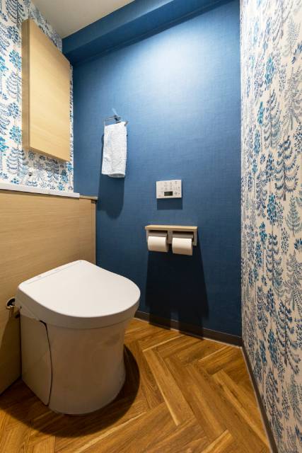 スッキリ収納 × 爽やかブルーのトイレ空間