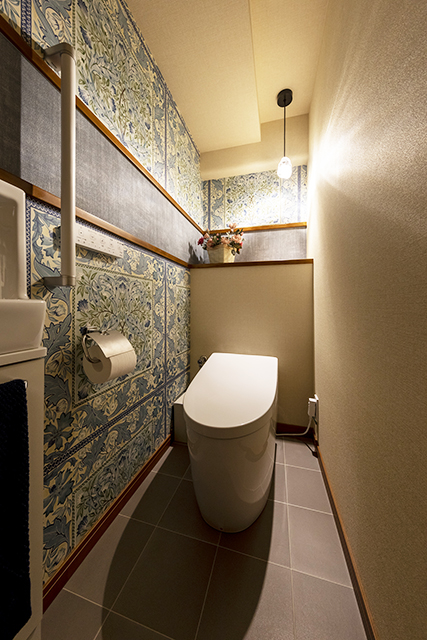 ウィリアムモリスのクロスがつくる英国風なトイレ空間