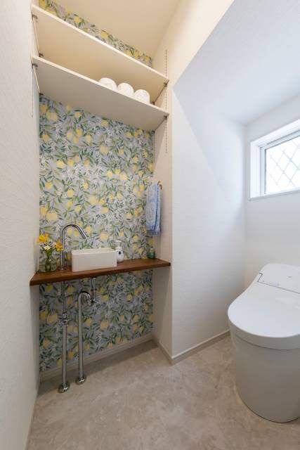 レモン柄が映える、明るく心地よいトイレ空間