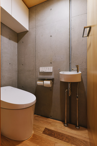 無機質な空間に温かみを加えた心地よいトイレ空間