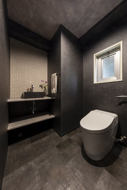 エコカラットが映えるモノトーンのお洒落なトイレ空間