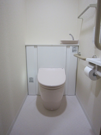 タンク内蔵キャビネットでシンプルなトイレ空間　神戸市