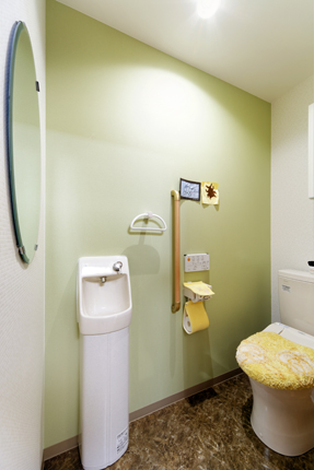 グリーンがアクセントの爽やかなトイレ 施工事例 トイレリフォーム 神戸市東灘区のリフォームはナサホーム