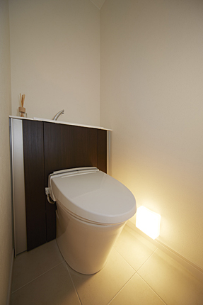足元を照らすライトでおしゃれなトイレ 施工事例 トイレリフォーム 川西市のリフォームはナサホーム