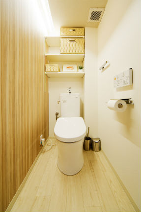 可動式の棚を付けた木目調のナチュラルなトイレ　
