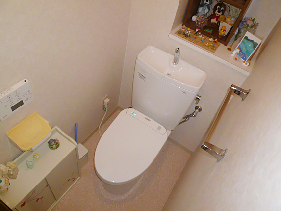 フチなし形状のTOTOピュアレストでお掃除がしやすいトイレ　
