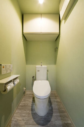 ホワイトの木目調とパステルグリーンのクロスでカントリー風のトイレ 施工事例 トイレリフォーム 茨木市のリフォームはナサホーム