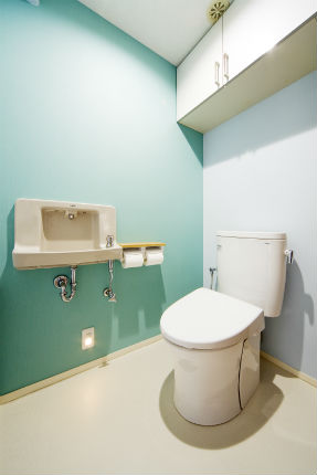 2種類の綺麗なブルーの壁紙が映える爽やかなトイレ 施工事例 トイレリフォーム 宝塚市のリフォームはナサホーム