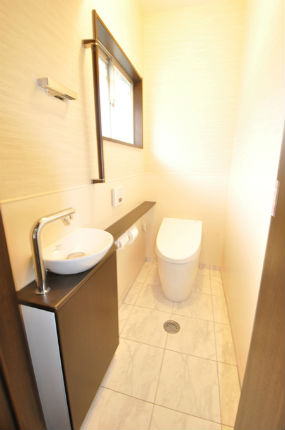 大理石調のタイル「フロストマルモ」で高級感あるトイレに　