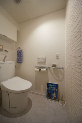 エコカラット　エアリオのあるホワイトを基調としたトイレ空間　