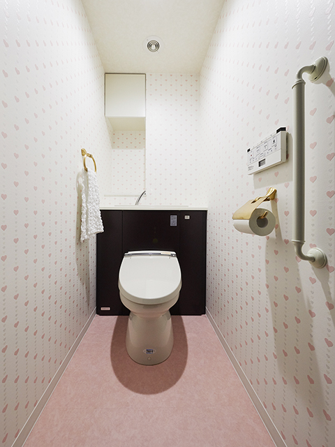 お気に入りの小物とハート柄の壁紙が主役のトイレ