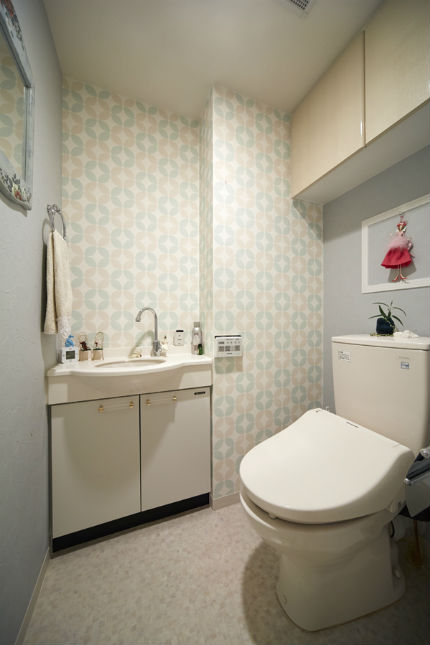 サンゲツのアクセントクロスでレトロ感のあるトイレに 豊中市 施工事例 トイレリフォーム 豊中市のリフォームはナサホーム