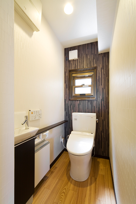 耐久性や清掃性が高いビニールクロスをトイレ空間に 高槻市 施工事例