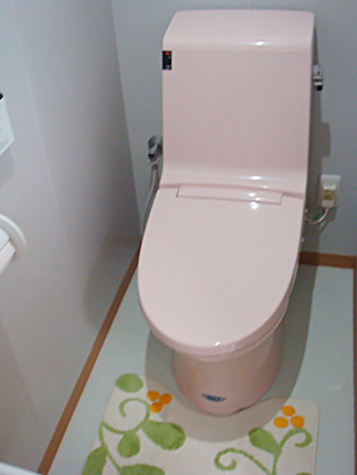 隅付タンクのトイレからピンク色のかわいいトイレに 大阪市 施工事例 トイレリフォーム 大阪市旭区のリフォームはナサホーム
