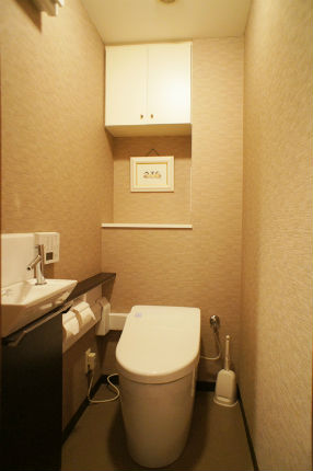 Toto ネオレスト とベージュのクロスで上品なトイレ空間 豊中市 施工事例 トイレリフォーム 豊中市のリフォームはナサホーム