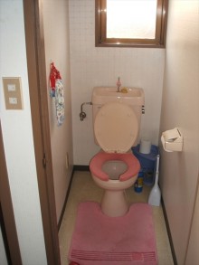 施工前　耐久・清掃性が高いビニールクロスを貼ったトイレへ