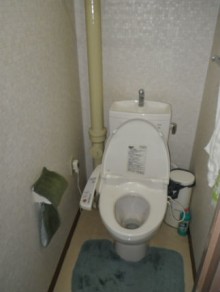 白を基調としたトイレに消臭力抜群のエコカラット「ヴィーレ」を取り入れて(施工前)