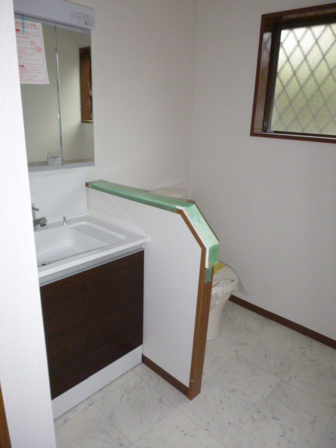 トイレと洗面台の仕切りに腰壁造作 13年7月19日 リフォームのナサホーム スタッフブログ