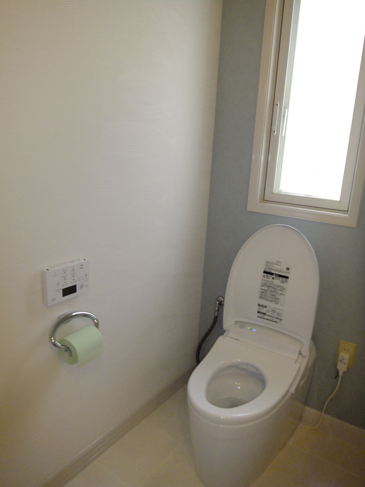 グレーホワイトの花柄クロスで高級感のあるトイレを演出 宝塚市 施工