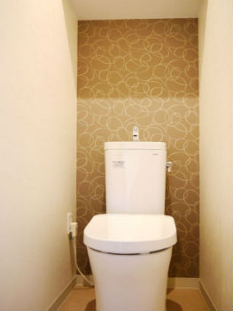 クラシックな壁紙が映えるトイレ 大阪市 施工事例 トイレリフォーム 大阪市都島区のリフォームはナサホーム