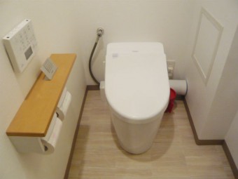 タンクレストイレが似合う広々としたシンプルな空間