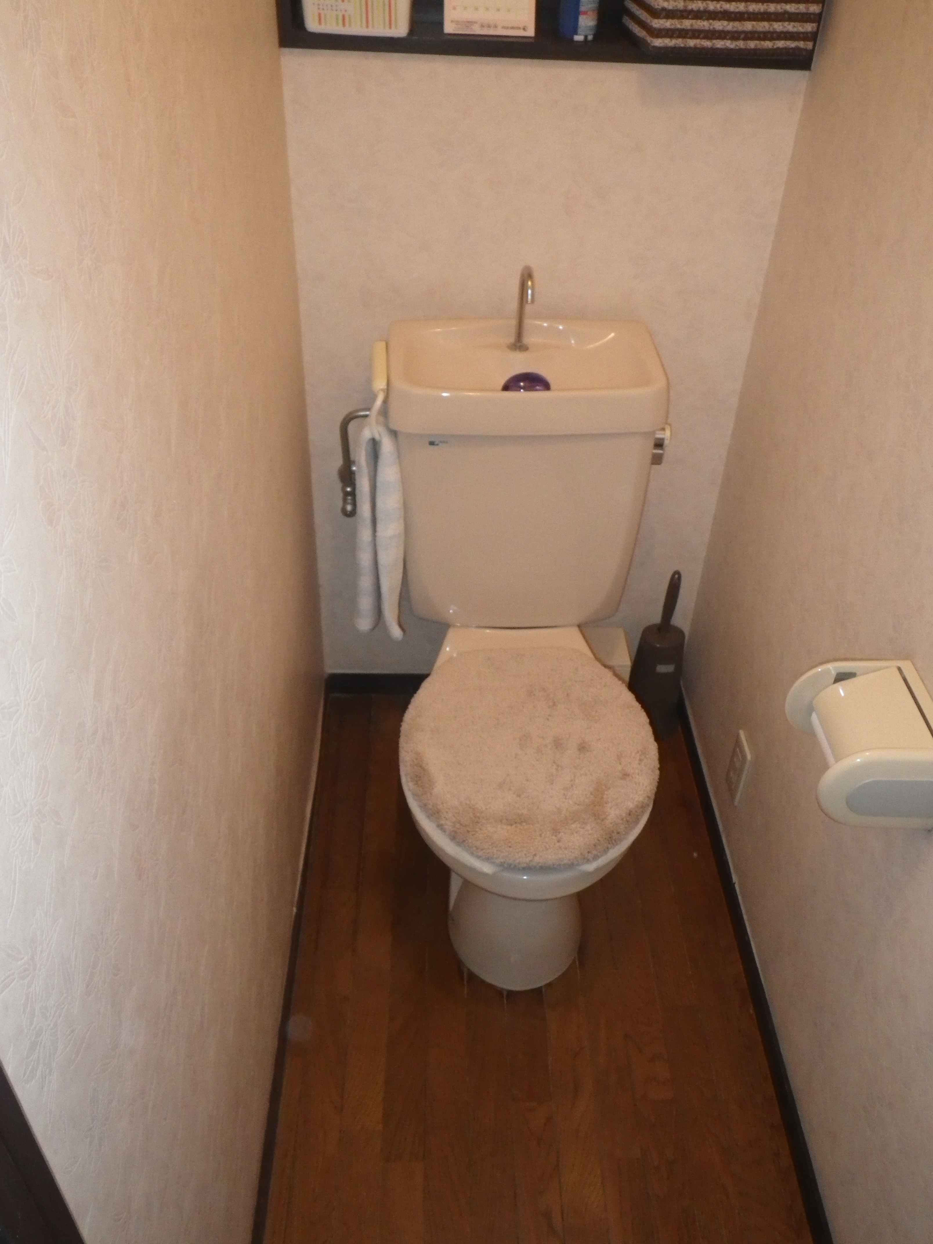黒い壁紙のトイレ 14年12月19日 リフォームのナサホーム スタッフブログ